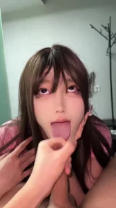 大眼嫩萌妹吃精液翻白眼